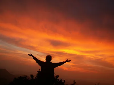 Silhouette danse au coucher de soleil