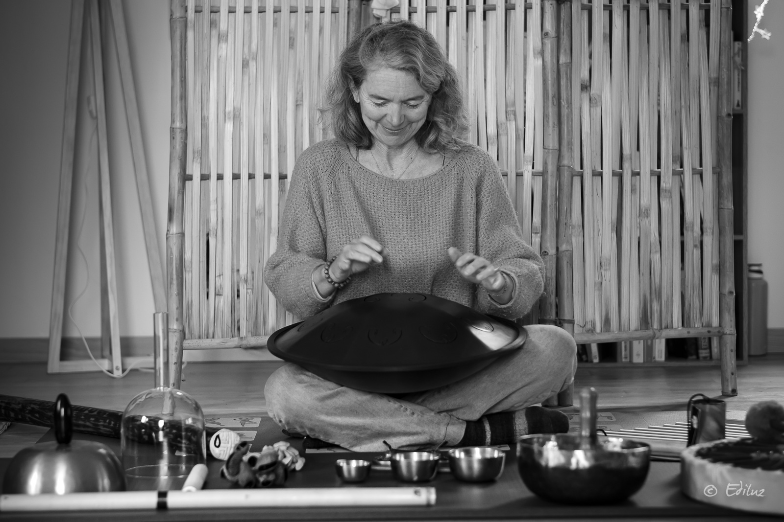 Frédérique en méditation avec handpan